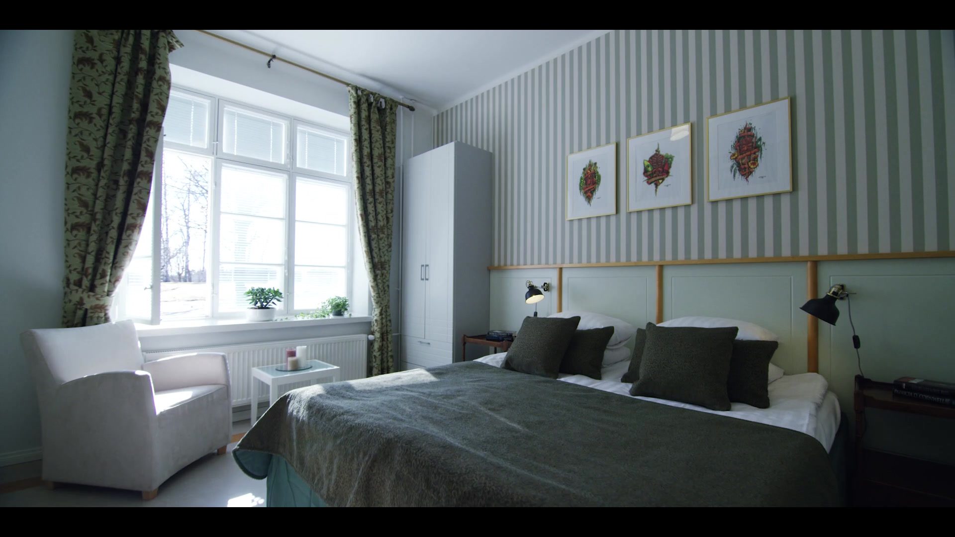 Hotelli Verstaan hotellihuone lämpimässä iltavalaistuksessa.