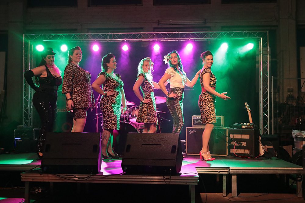 Pin-up-show Verstaan lavalla.