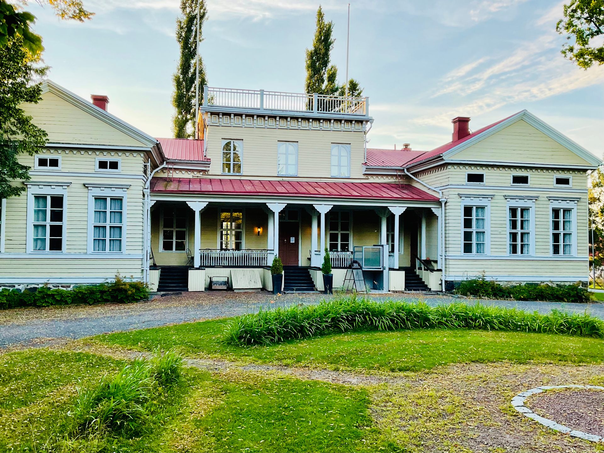 Villilän kartano kesäisessä vehreydessä.