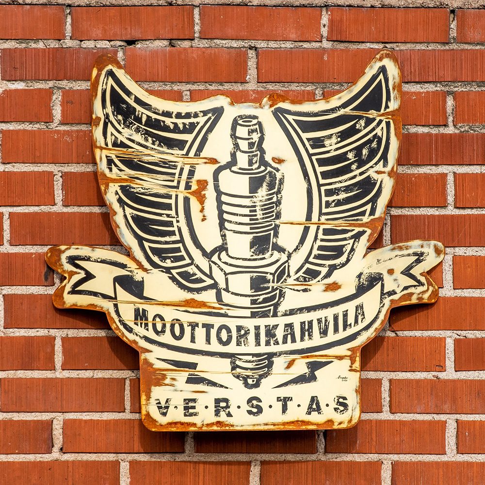 Moottorikahvilan kyltti Verstaan tiiliseinässä.