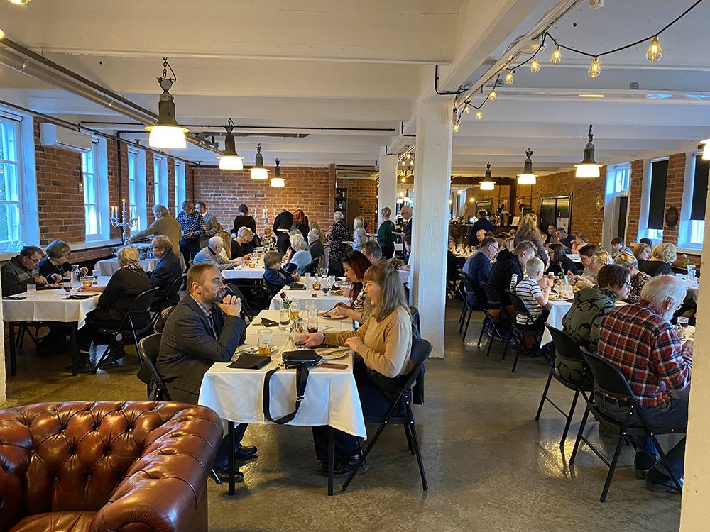 Verstaan ravintolasali täynnä ruokailevia vieraita.
