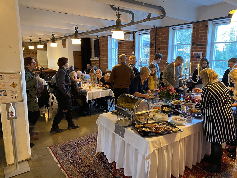 Buffet-pöytä katettuna Verstaan salissa.