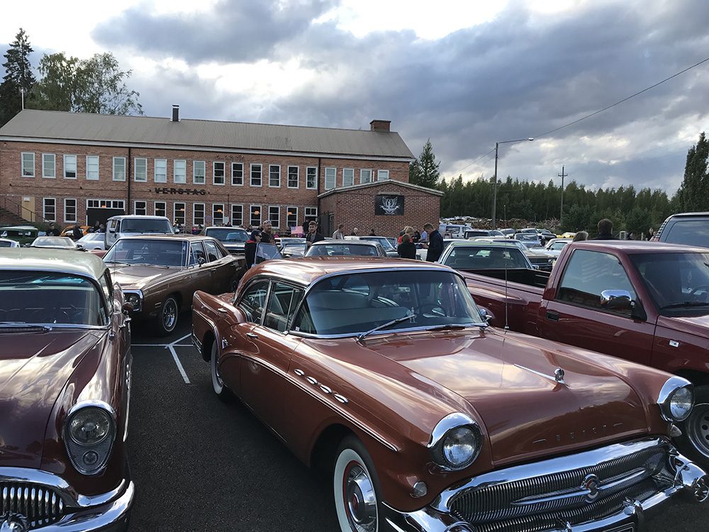 Jenkkiautoja rivissä ajoneuvokokoontumisessa.