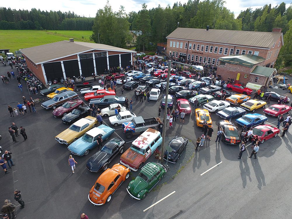 Ilmakuva Verstaan pihasta täynnä harrasteajoneuvoja.