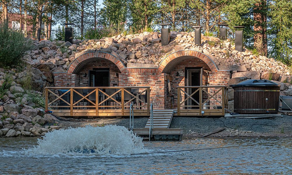 Verstaan holvisauna kuvattuna lammen rannalta.